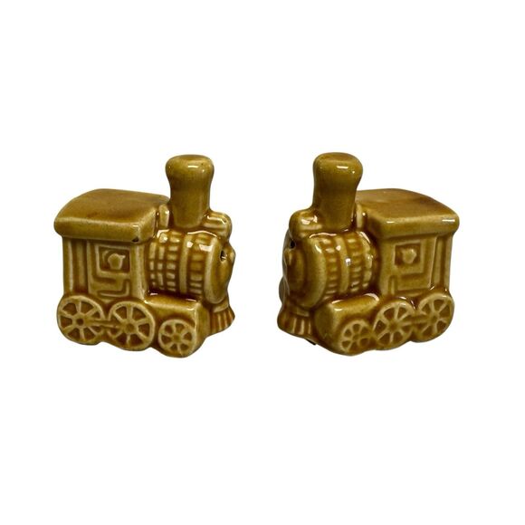 Unbranded Other - Vintage Train Locomotives Salt‎ and Pepper Shakers with Stoppers Made in Taiwan